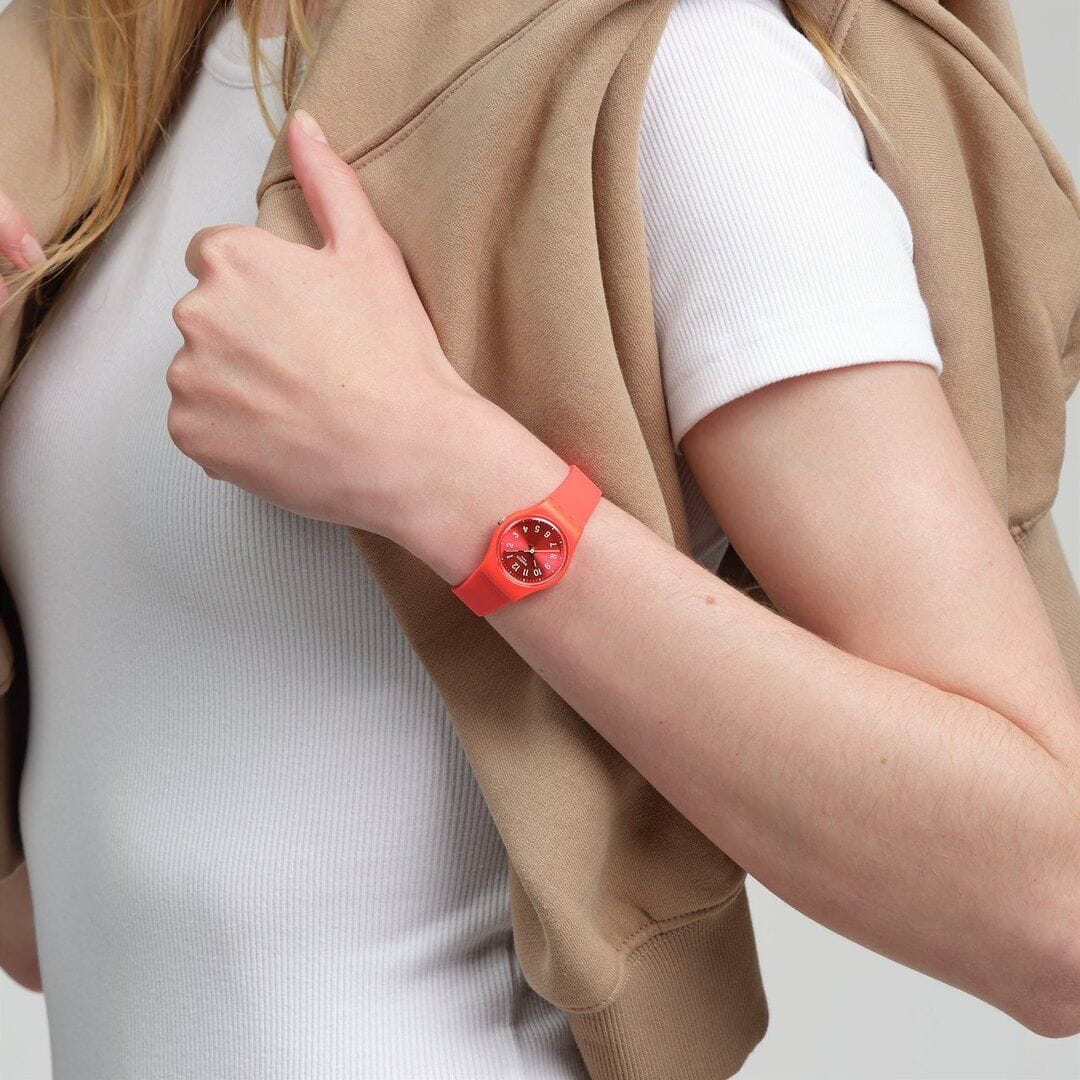 Swatch LP165 женские часы застежка крупным планом