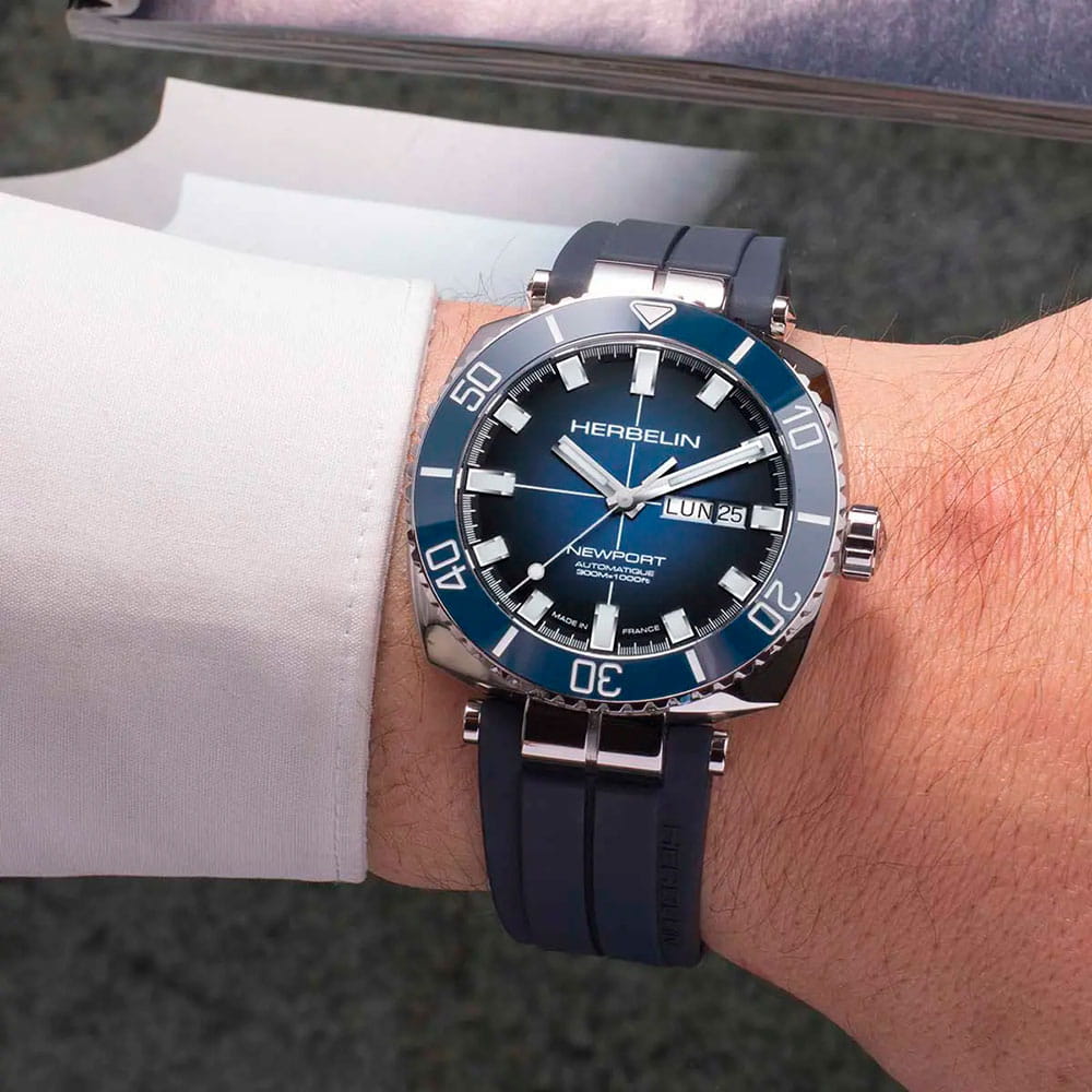 Оригинальные часы Herbelin Herbelin Newport 1774BL15CB механические калибр механизма sellita sw220-1 общий вид
