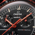 Swatch Swatch x Omega Bioceramic Moonswatch Mission on Earth: Lava SO33O100 , наручные мужские часы фото под углом