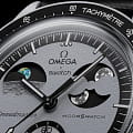 Swatch Swatch x Omega Bioceramic Moonswatch Mission to EarthPhase SO33M700 , наручные мужские часы фото под углом