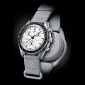 Swatch Swatch x Omega Bioceramic Moonswatch 1965 SO33M106, swatch x omega moonwatch швейцария мужские часы на браслете нейлон боковой вид