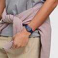 Swatch SO28I700 женские часы застежка крупным планом