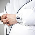 Casio Casio G-Shock DW-5600GC-7 электронные мужские часы часы крупный план черный циферблата