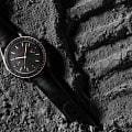 Omega Omega Speedmaster Dark Side of the Moon 311.63.44.51.06.001 Dark Side of The Moon наручные мужские часы фото под углом.