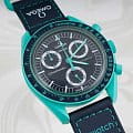 Swatch Swatch x Omega Bioceramic Moonswatch Mission on Earth: Polar Lights SO33L103  наручные мужские часы фото под углом.
