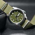 Seiko SRPE65K1 мужские часы застежка крупным планом